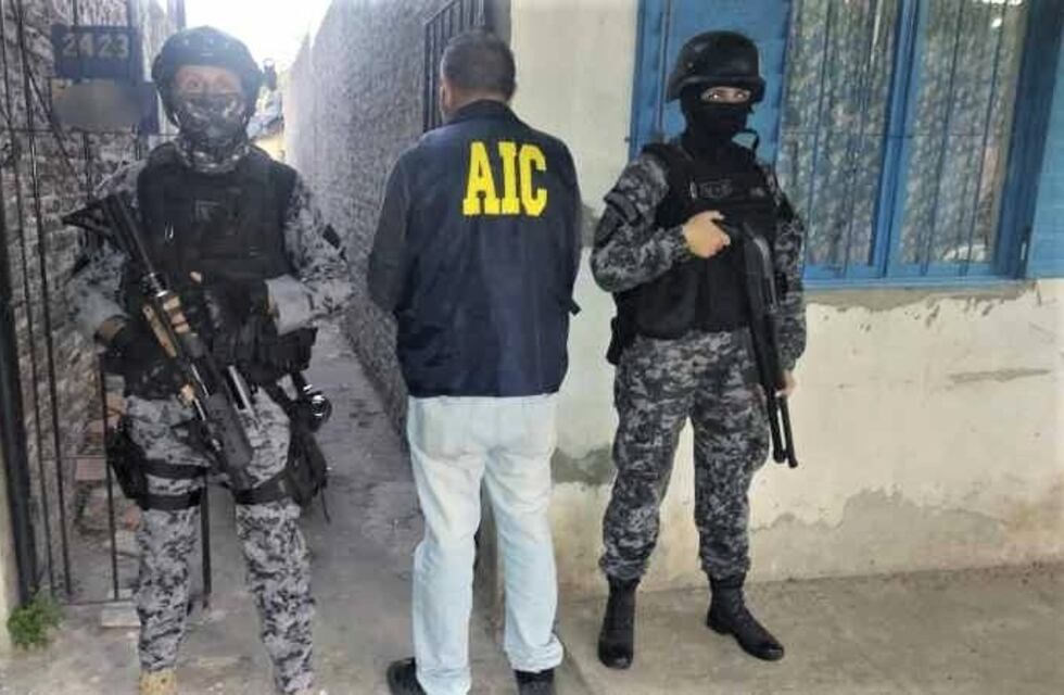 Detuvieron a un supuesto albañil en Rosario que trasladaba droga en su bicicleta