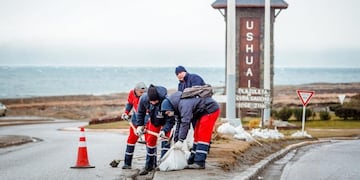 Baiocchi indicó que, “la limpieza se realizó en la Avenida Garramuño, Gendarme Argentino, Rotonda del Cartel de Ushuaia y Rotonda de las Banderas.
