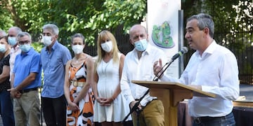 Pablo Javkin junto a autoridades sanitarias. (Municipalidad de Rosario)