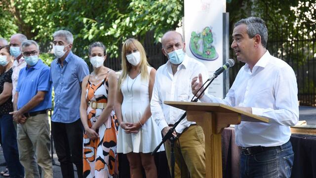 Pablo Javkin junto a autoridades sanitarias. (Municipalidad de Rosario)