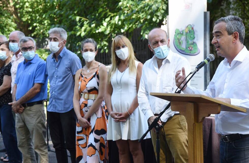 Pablo Javkin tildó de “cobardes” y “mezquinos” a los antivacunas que lo escracharon