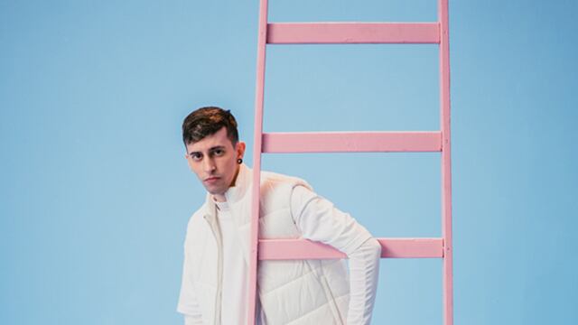 Robleis la rompe también en la música.