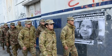 Ejército comienza con la repartición de alimentos guardados en Villa Martelli.