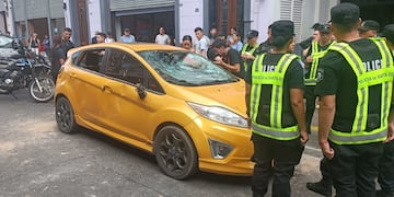 Un conductor intentó atravesar un piquete en el microcentro rosarino y le rompieron el auto.