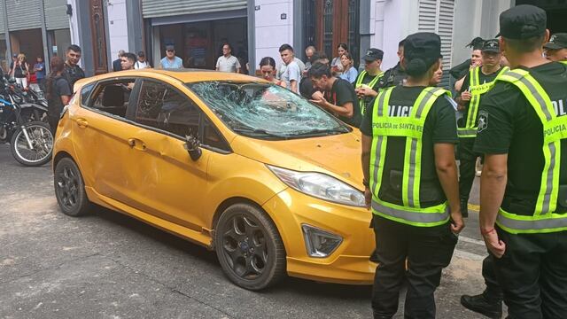 Un conductor intentó atravesar un piquete en el microcentro rosarino y le rompieron el auto.
