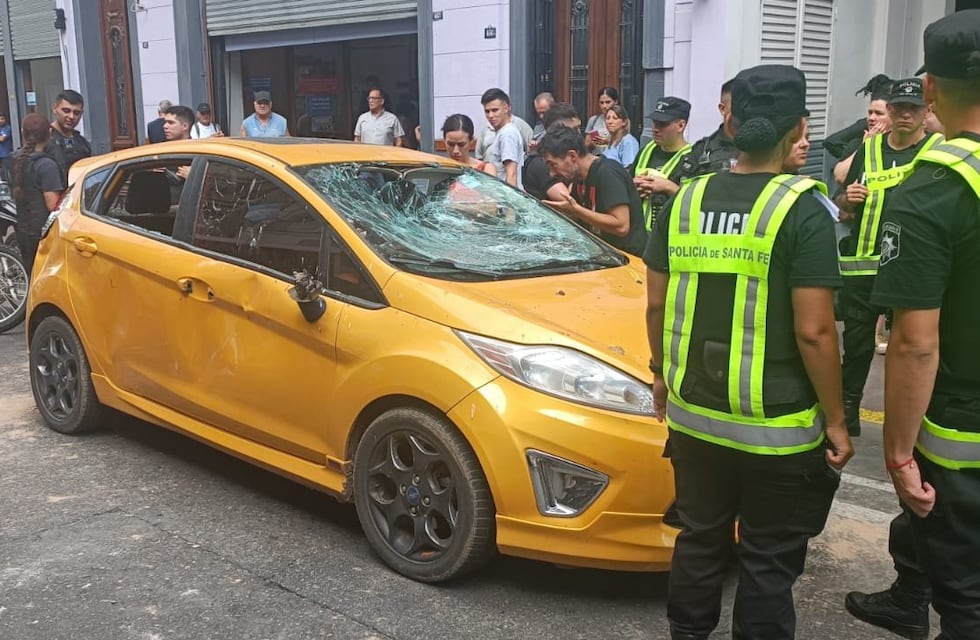 Video: rosarino quiso atravesar en medio de un piquete con su auto y se lo terminaron destrozaron