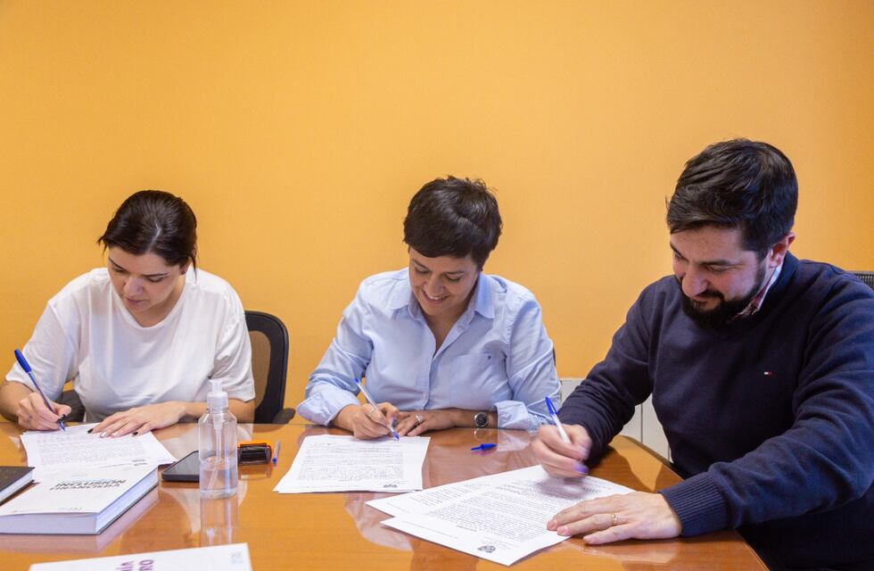 Se firmó la recomposición salarial para el sector docente de la provincia