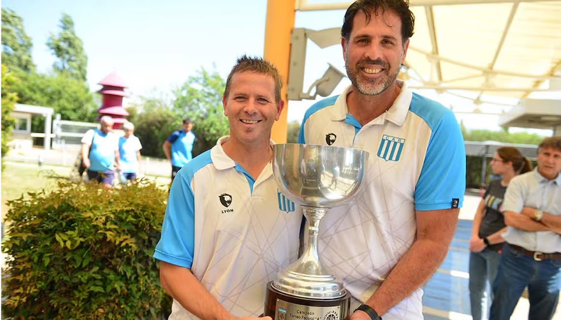 El plantel Racing de Nueva Italia, cuando asistió a La Voz del Interior para compartir el tradicional brindis del campeón. Pedro Llorens, DT alterno, con el entrenador Carlos Gustavo Bossio. (José Gabriel Hernández / La Voz)