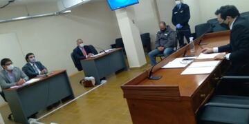 El empleado de seguridad tiene 45 años.