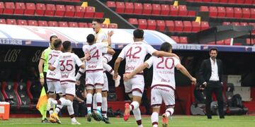 Lanús goleó a Colón 4 a 1