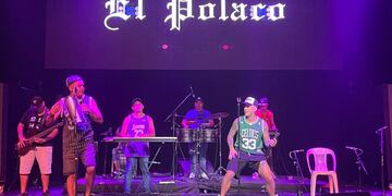 El Polaco en medio del show que brindé esta madrugada en el teatro Luxor de Carlos Paz.