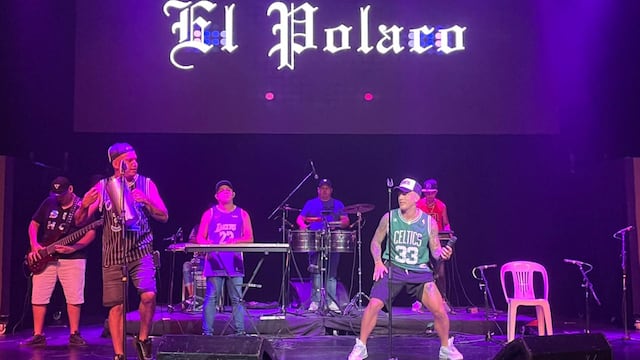 El Polaco en medio del show que brindé esta madrugada en el teatro Luxor de Carlos Paz.
