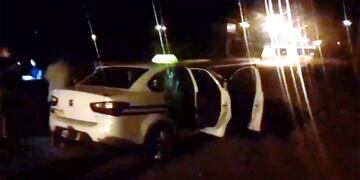 Un taxista fue apuñalado en el Barrio Solidaridad cuando intentaban robarle.