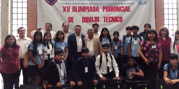 Funcionarios del Ministerio de Educación de Jujuy, autoridades de la Escuela de Minas, responsables de los equipos y alumnos, en el cierre del acto inaugural de la Olimpiada de Dibujo Técnico.