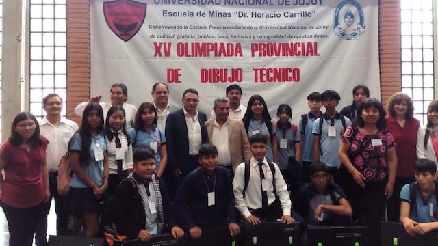 Funcionarios del Ministerio de Educación de Jujuy, autoridades de la Escuela de Minas, responsables de los equipos y alumnos, en el cierre del acto inaugural de la Olimpiada de Dibujo Técnico.