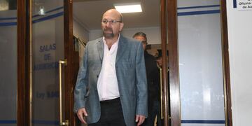 Juicio Luis Lobos
Luis Lobos ex intendente de Guaymallen y su esposa Claudia Sgro salen de  la sala N°4 de Tribunales despues de  escuchar la sentencia en la que estan acusados por fraude a la administracion publica.
Foto: Jose Gutierrez / Los Andes