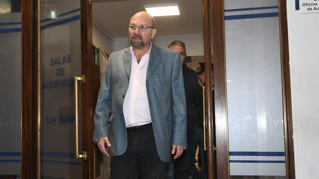 Juicio Luis Lobos
Luis Lobos ex intendente de Guaymallen y su esposa Claudia Sgro salen de  la sala N°4 de Tribunales despues de  escuchar la sentencia en la que estan acusados por fraude a la administracion publica.
Foto: Jose Gutierrez / Los Andes