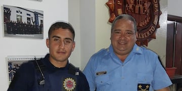 Un turista sacó plata del cajero y perdió la billetera pero un joven policía se la devolvió.