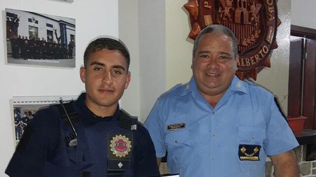 Un turista sacó plata del cajero y perdió la billetera pero un joven policía se la devolvió.