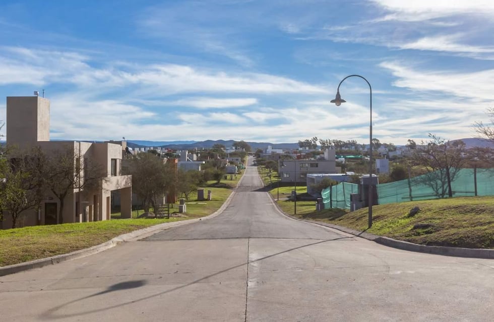 Robo y destrozos en un barrio privado de Córdoba: le rompieron el piso en busca de dinero