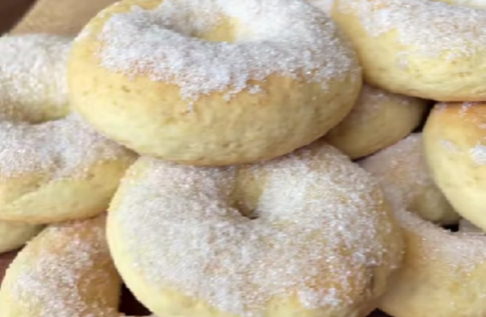 Cómo hacer rosquitas caseras sin levadura y sabor naranja: la receta ideal para acompañar el mate