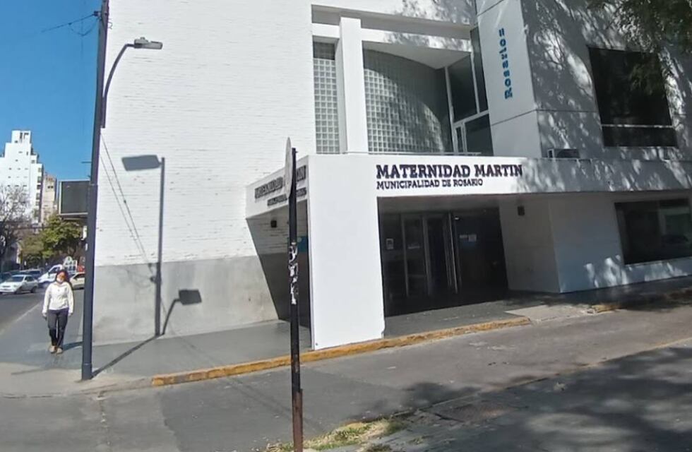 No pudo esperar: una joven mamá dio a luz a su bebé frente a la Dirección de Tránsito de Rosario