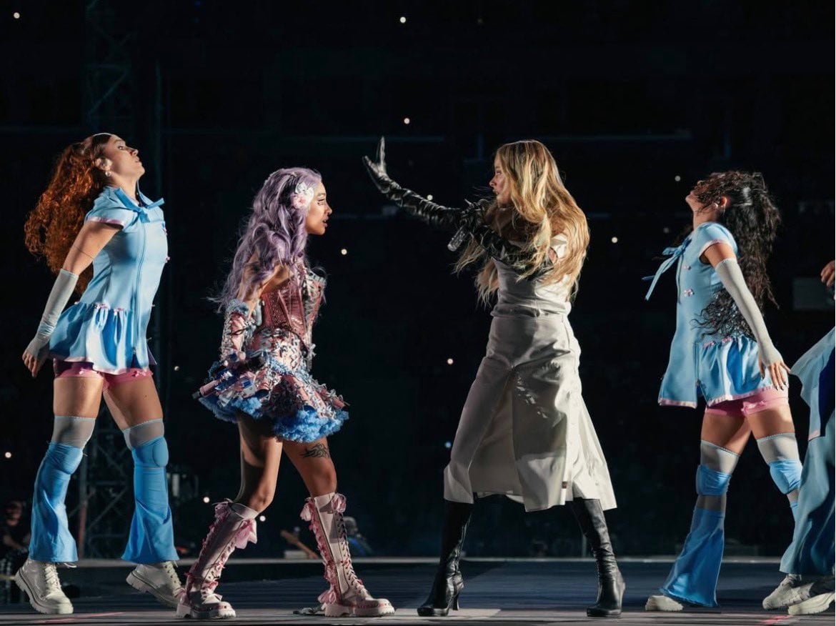 Tini en el show de María Becerra.