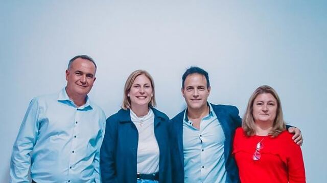 El precandidato a intendente de Rafaela, Ceferino Mondino, la candidata a vicegobernadora de Maximiliano Pullaro, Gisela Scaglia y los precandidatos a concejal, Alejandro Saione y Alejandra Barberis