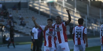 Alex Luna celebra su gol ante Talleres. Fue el 1-1 para Instituto, en el Kempes. (Javier Ferreyra / La Voz)