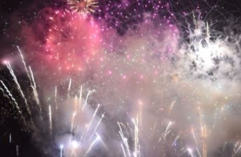 Carlos Paz deslumbró con su show de luces bajo la lluvia para recibir el 2024