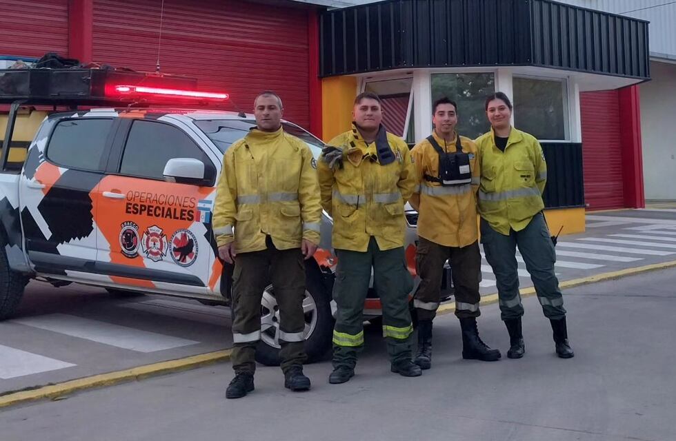 Una cuadrilla del Cuerpo Activo de Bomberos de Arroyito colabora para sofocar los incendios en las sierras