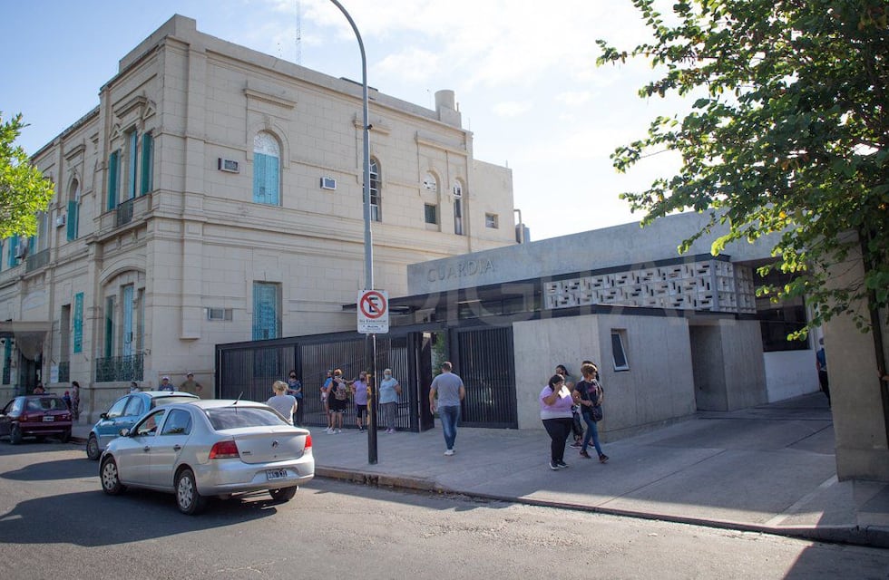 Escándalo en hospital santafesino: jefes les pedían coimas a camilleros para dejarlos trabajar