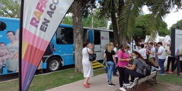 Hisopados en el ómnibus sanitario de Rafaela en Acción