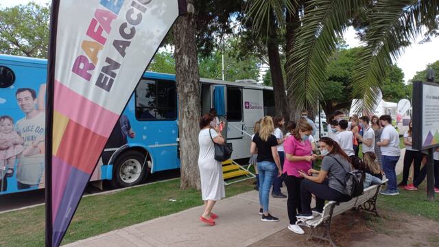 Hisopados en el ómnibus sanitario de Rafaela en Acción