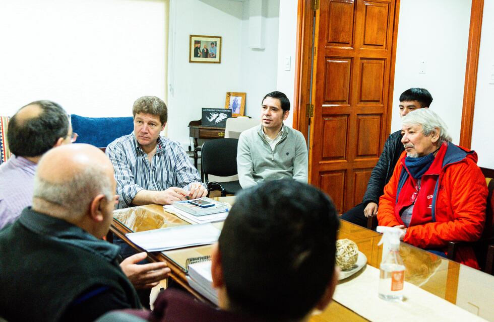 El gobernador recibió a vecinos quienes le entregaron firmas en apoyo a la construcción de un nuevo puente para Margen Sur