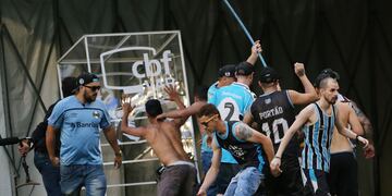 Hinchas de Gremio destrozaron la cabina del VAR.