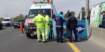 Dos muertos al ser arrollados en la autopista 25 de Mayo (La Plata Noticias).
