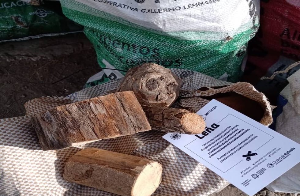 Hacen leña de los residuos de patio de los rafaelinos