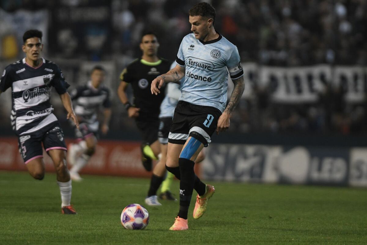 El Pirata en acción, en el cotejo ante Quilmes por la fecha 25 de Primera Nacional. (Federico López Claro / La Voz).