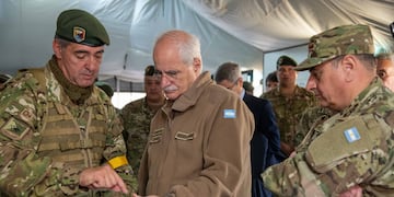 El Ministro de Defensa Jorge Taiana presenciará el ejercicio "Arandú", junto con el jefe del Ejército, Teniente General Pereda (a la derecha).