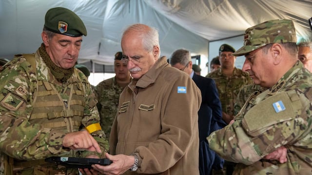 El Ministro de Defensa Jorge Taiana presenciará el ejercicio "Arandú", junto con el jefe del Ejército, Teniente General Pereda (a la derecha).