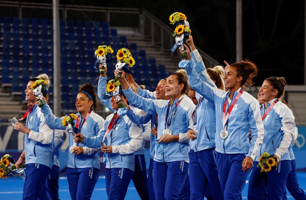 Juegos Olímpicos: la emoción de Las Leonas en la entrega de medallas terminó con un canto argentino