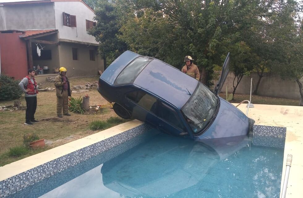 Insólito accidente este fin de semana en San Luis: un auto terminó en una pileta
