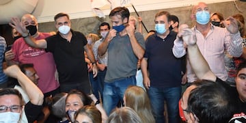 El domingo eran todos festejos en Convergencia. El lunes, silencio. No hay ganadores aún.