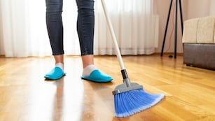 Según el Feng shui este es el error más común al barrer que aleja la suerte y el dinero.