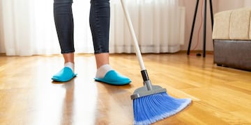 Según el Feng shui este es el error más común al barrer que aleja la suerte y el dinero.