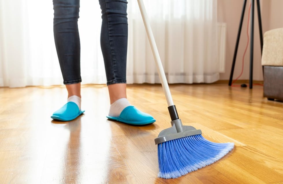 Este es el error más común al barrer que aleja la suerte y el dinero, según el Feng Shui