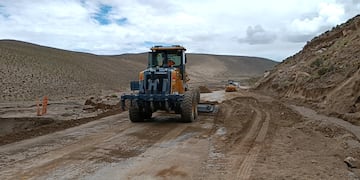 Tramos de la Ruta Nacional 52 que conduce a la frontera con Chile fueron invadidos por aluviones de agua y barro.