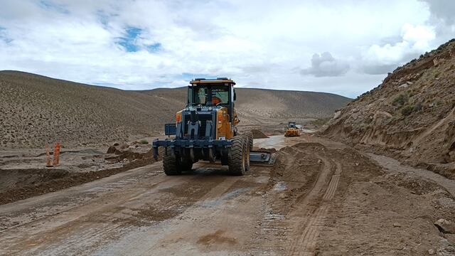 Tramos de la Ruta Nacional 52 que conduce a la frontera con Chile fueron invadidos por aluviones de agua y barro.