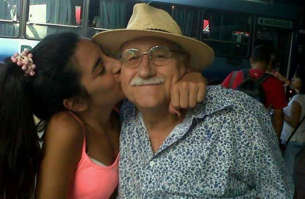 Historia viral: aprobó la tesis y encontró un emotivo mensaje de su abuelo fallecido hace seis años